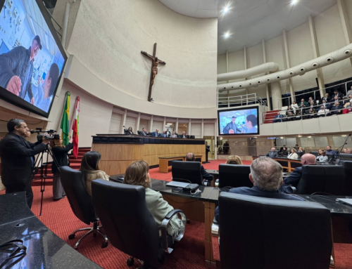 Reportagem destaca homenagem do parlamento à FEHOESC